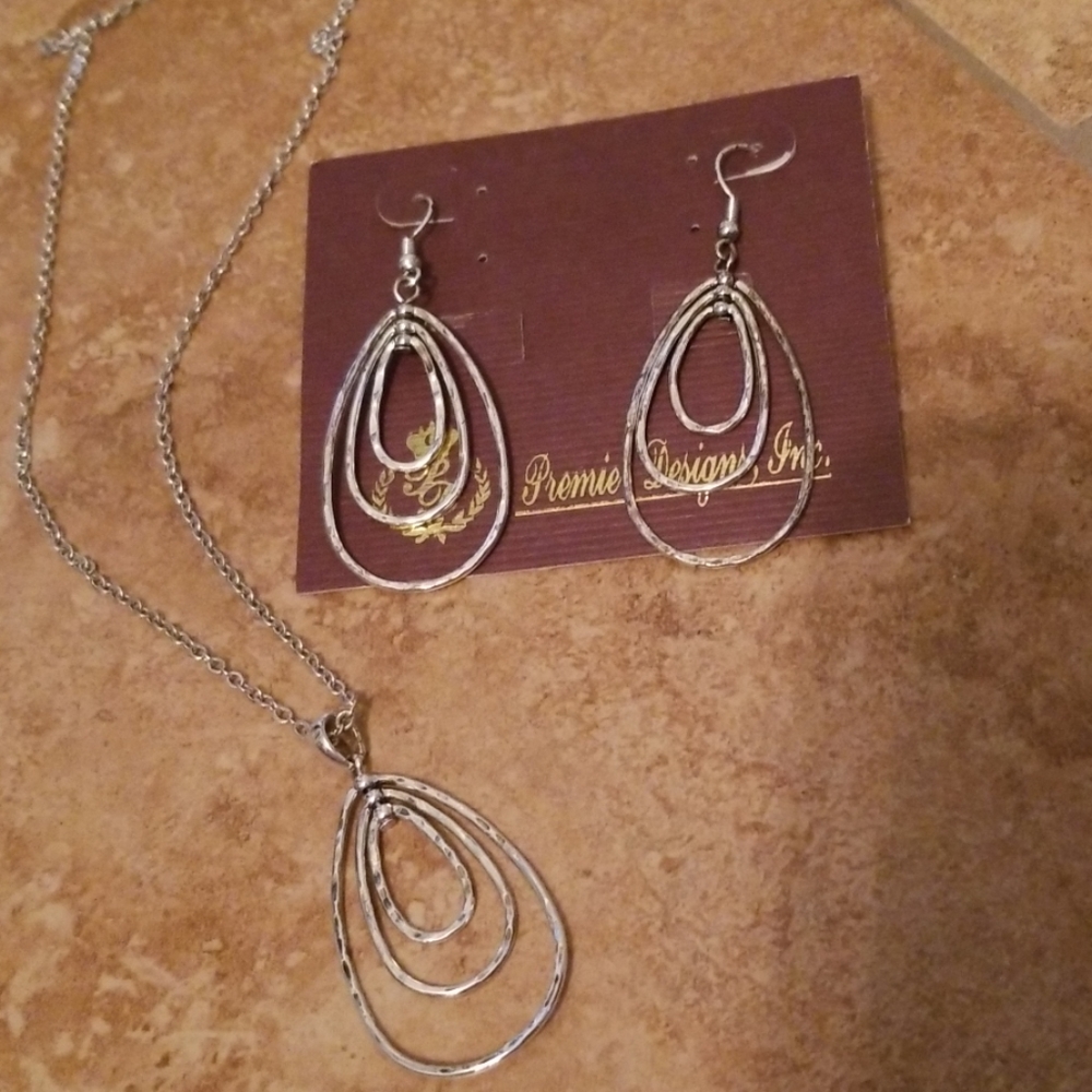 Premier Designs Sassy 16-20" necklace and earrings
